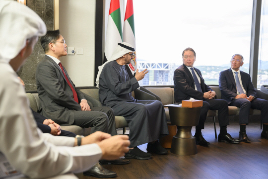 이재용(오른쪽 네번째) 삼성전자 회장, 최태원(오른쪽 두번째) SK그룹 회장, 정의선(오른쪽 첫번째) 현대차그룹 회장이 무함마드 빈 자예드 알 나흐얀(오른쪽 세번째)와 지난 28일 서울 소공동 롯데호텔에서 대화를 나누고 있다. UAE 대통령실 홈페이지